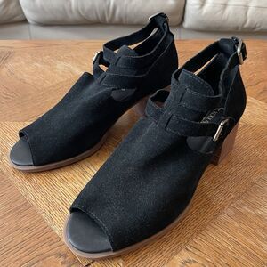 Koolaburra by UGG Women's Heels Ankle Sandals Size 7.5 Black Suede Strap Buckle